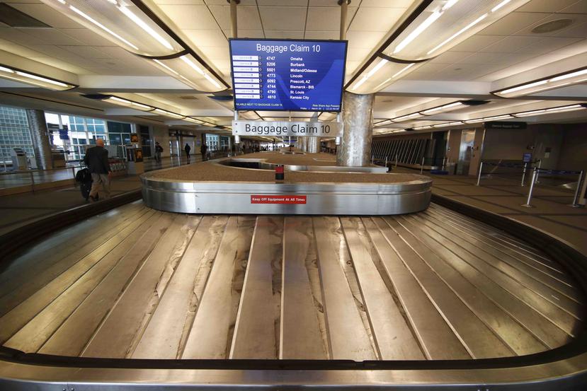 Un carrusel de equipaje permanece vacío en el Aeropuerto Internacional de Denver, en Colorado, el pasado 20 de marzo. (AP Photo/David Zalubowski)
