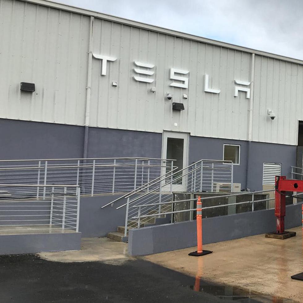 El taller de servicios de Tesla en la calle Calaf contará con tres técnicos especializados provinientes de los Estados Unidos, pero se informó que eventualmente, la empresa reclutará mano de obra local.