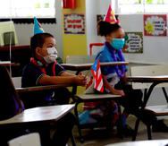 Fotografía de archivo fechada el 10 de abril del 2021 de dos niños durante una clase en la escuela Eugenio María de Hostos en Cayey, en Cayey (Puerto Rico). EFE/ Thais Llorca
