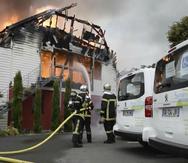 Bomberos intentan contener un incendio en una casa de descanso para adultos con discapacidades en Wintzenheim, en el noreste de Francia, el miércoles 9 de agosto de 2023. 11 personas murieron. (TNN/dpa vía AP)