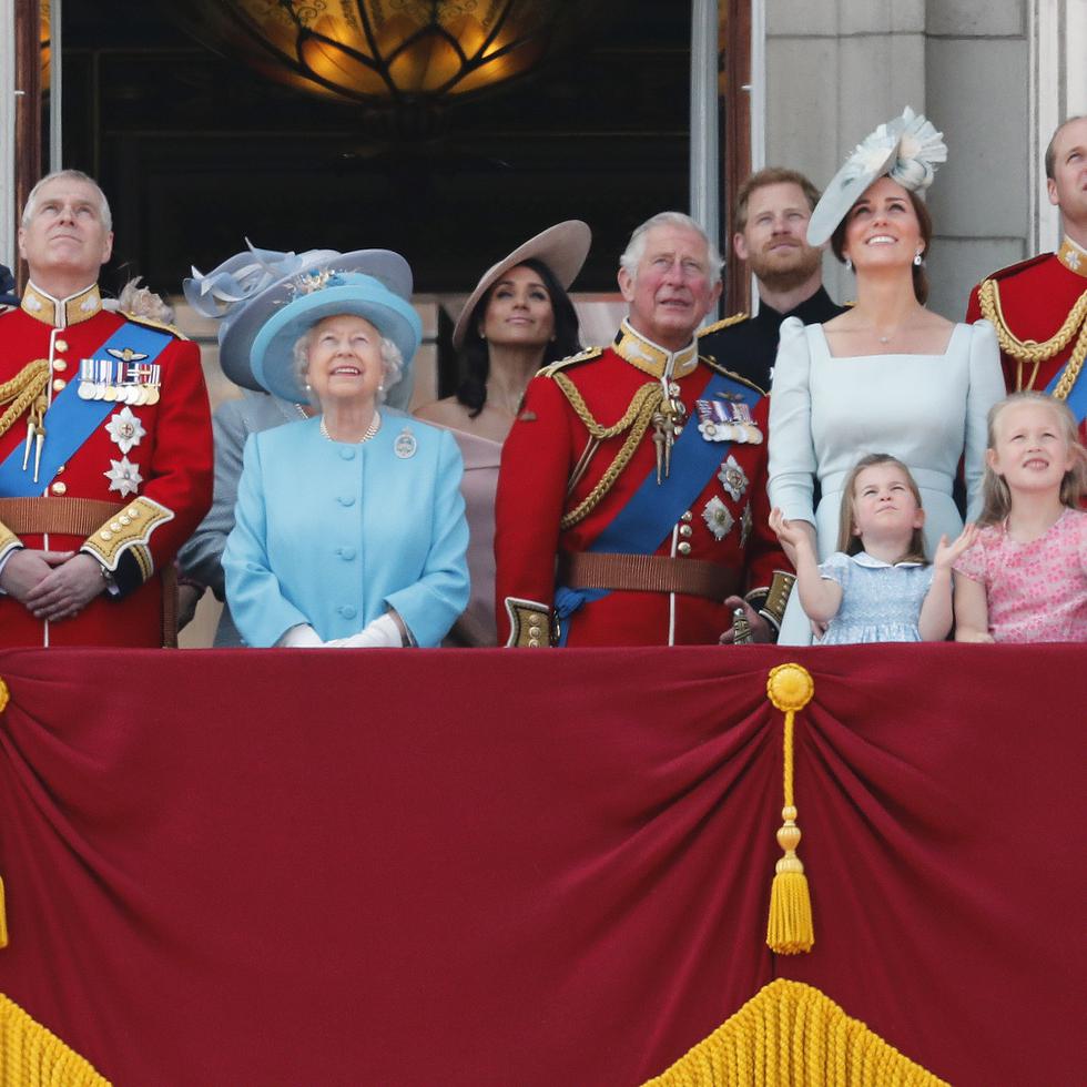 La decisión de la reina evitará que la atención del funeral se vaya a otras controversias familiares. (Foto: Archivo)