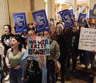 Manifestantes protestan frente al Senado en el legislativo de Indiana, 22 de febrero de 2023, en Indianapolis. La Campaña por los Derechos Humanos declaró un estado de emergencia para la gente LGBTQ+ en Estados Unidos, martes 6 de junio de 2023. (AP Foto/Darron Cummings, File)