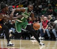 El base de los Celtics de Boston Jaylen Brown avanza hacia la canasta mientras lo persigue el alero de los Hawks de Atlanta AJ Griffin en el encuentro del miércoles 16 de noviembre del 2022. (AP Foto/John Bazemore)