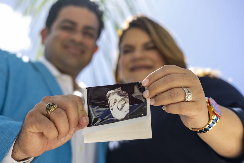 La comisionada residente Jenniffer González y su esposo, José Yovín Vargas, recurrieron el domingo a las redes sociales para anunciar que serán padres. El alumbramiento está pautado para marzo de 2024.