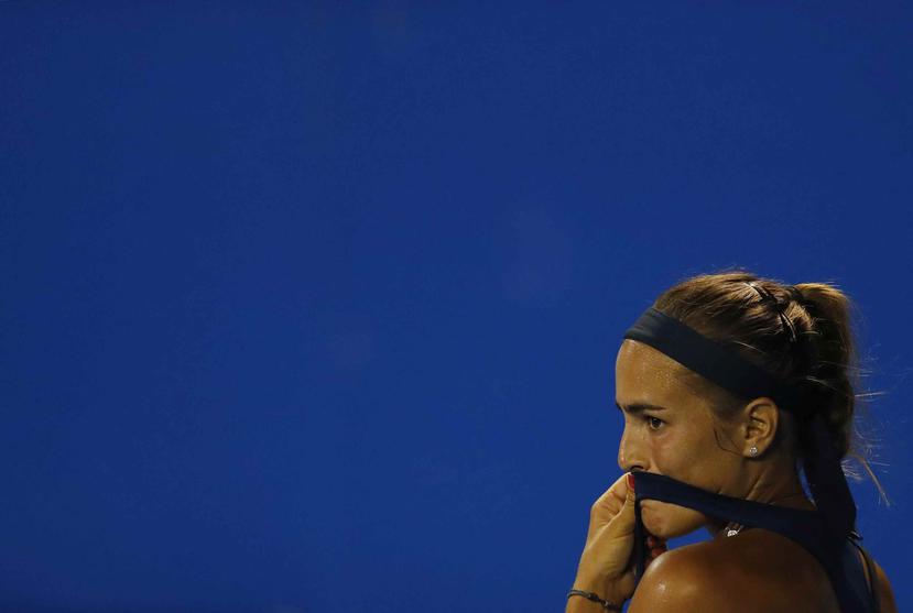 Mónica Puig se seca el sudor de su rostro durante el partido de primera ronda del Abierto en Acapulco. (AP)