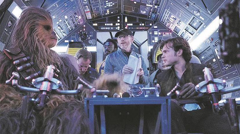 El filme cambió de directores por conflictos con los guionistas y los custodios del tono de los filmes “Star Wars”, tras la salida de George Lucas. Arriba, Ron Howard director que concluyó la cinta. (Suministrada)