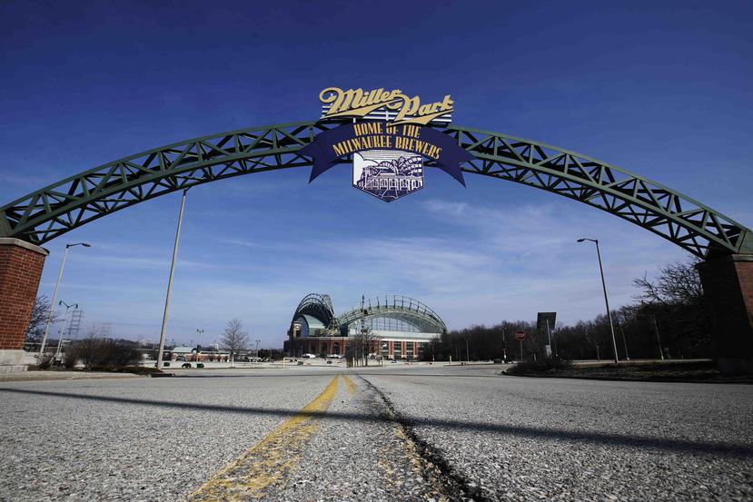 En foto de archivo del 24 de marzo del 2020 el estadio Miller Park de los Cerveceros de Milwaukee. (AP)