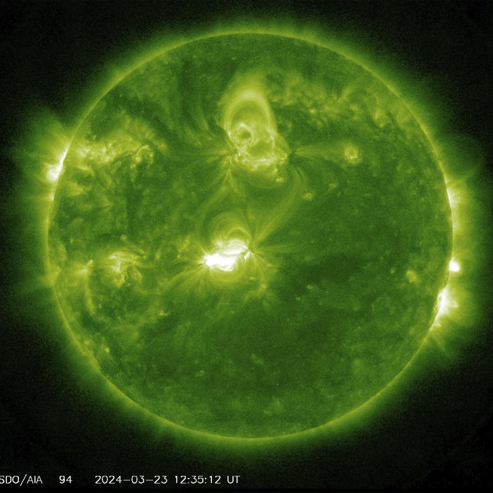 Esta imagen proporcionada por la NASA muestra el Sol, visto desde el satélite Observatorio Dinámico Solar, el sábado 23 de marzo de 2024. Meteorólogos espaciales emitieron el domingo un aviso por tormenta geomagnética para el lunes.