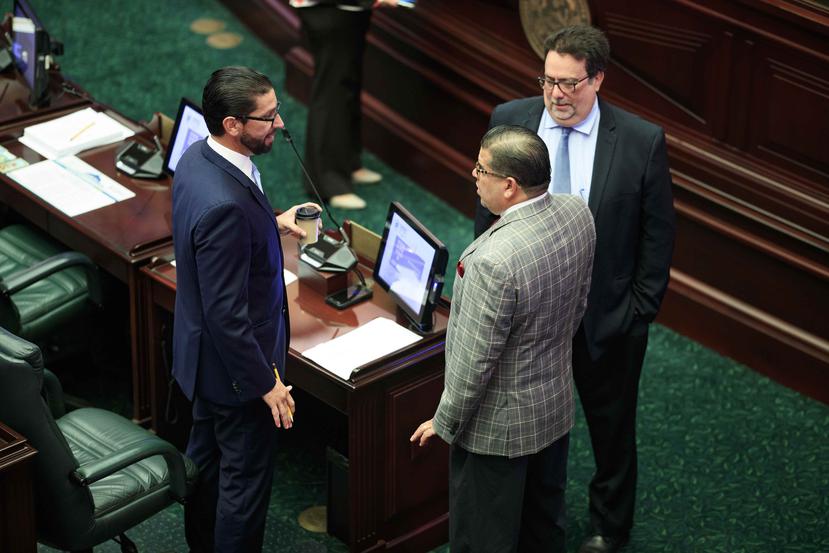 Los representantes Gabriel Rodríguez Aguiló, Rafael Hernández y Denis Márquez (de izq. a der.) durante la sesión legislativa de hoy, lunes.