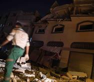 Palestinos revisan el daño que sufrió una casa que fue objetivo de ataques de misiles israelíes en Gaza, el martes 12 de noviembre de 2019. (AP / Khalil Hamra)