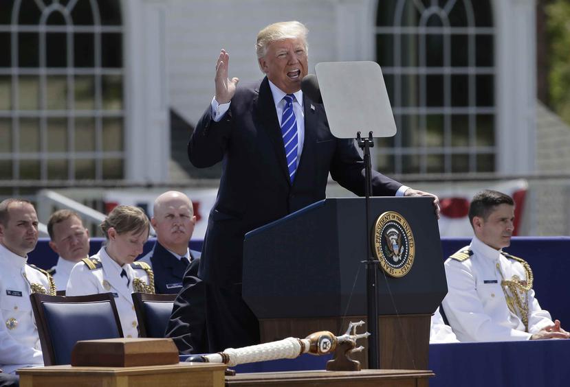 Trump dio un discurso ante los cadetes de la Academia de la Guardia Costera de Estados Unidos en New London, Connecticut. (AP)