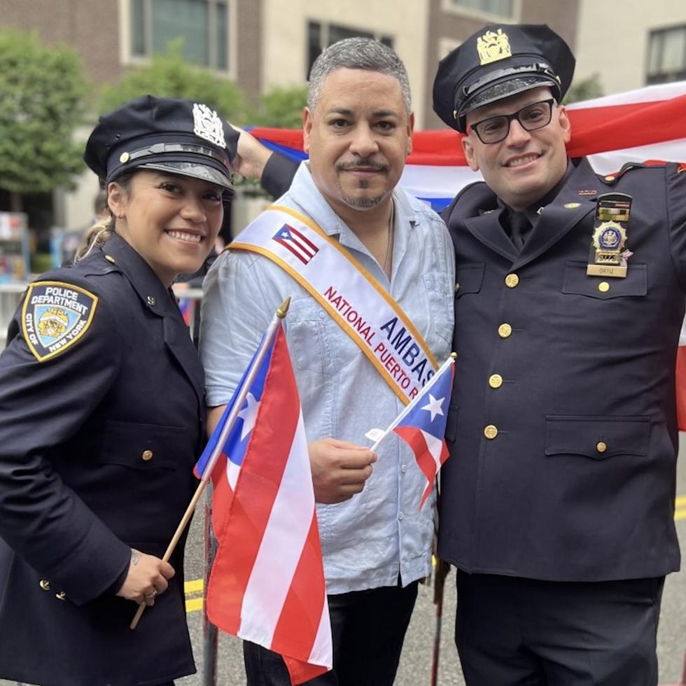 Edward Cabán, al centro, durante un desfile puertorriqueño de Nueva York.