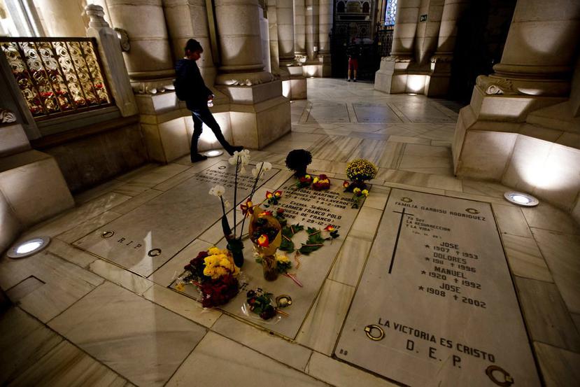 Pasados 44 años de la muerte de Franco, su tumba es motivo de polémica en la democracia española. (AP)