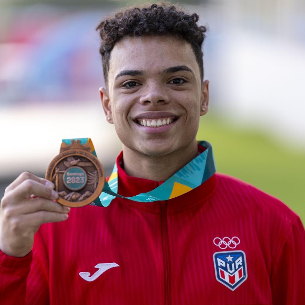 Nelson Guilbe posa con su medalla de bronce en los Juegos Panamericanos.