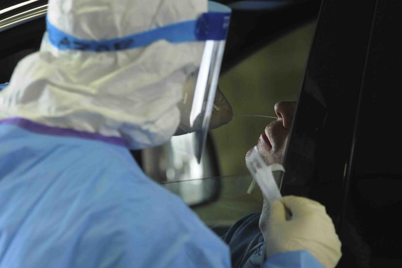Un técnico médico realiza una prueba de coronavirus en un servicarro en Chicago. (AP)