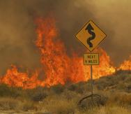 Llamas del incendio York cubren el camino Ivanpah en la Reserva Nacional Mojave, California, 39 de julio de 2023.