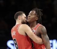 Zach LaVine y Ayo Donsunmu, de los Bulls de Chicago, festejan la victoria sobre los Nets de Brooklyn.