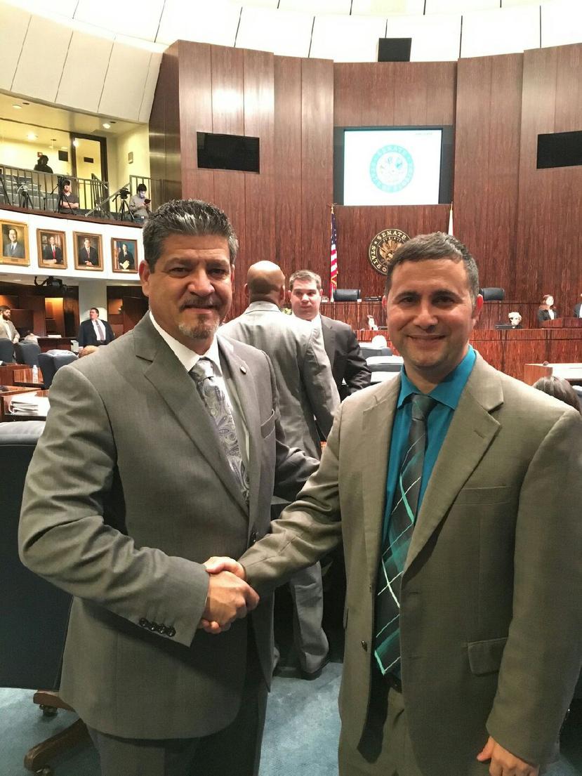 El representante puertorriqueño Bob Cortes junto al senador puertorriqueño demócrata Darren Soto.