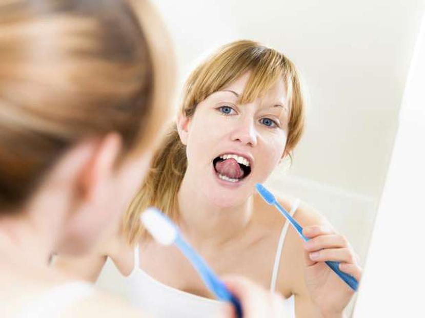 Cepilla tus dientes después de cada comida y usa hilo dental. También limpia tu lengua.(Thinkstock)
