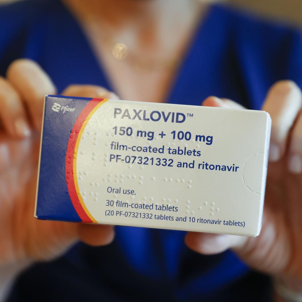 El Paxlovid es uno de los medicamentos orales disponibles para el tratamiento de COVID-19 en ciertos casos.