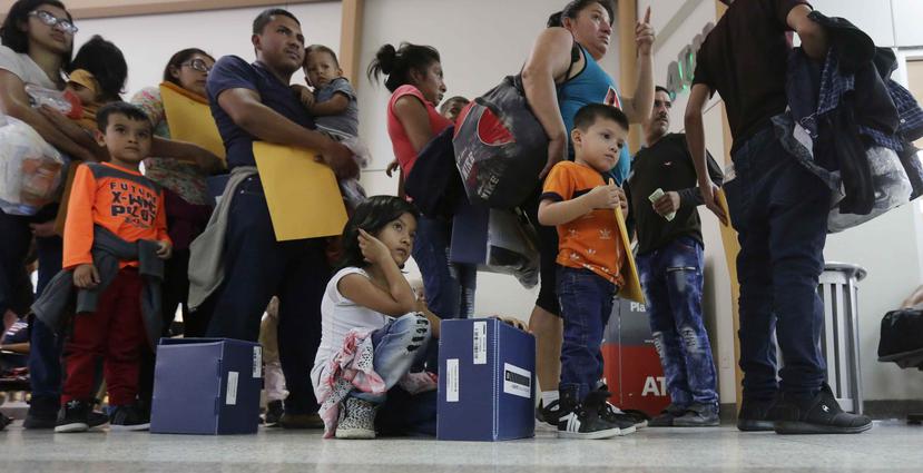 Familias de inmigrantes buscan asilo al llegar a un centro de descanso en donde serán procesados y liberados por la Oficina de Aduanas y Protección Fronteriza de Estados Unidos. (AP)