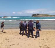 Funcionarios que se encontraban en la playa Caracoles, en Arecibo, donde cinco personas fueron arrastradas por las corrientes marinas.