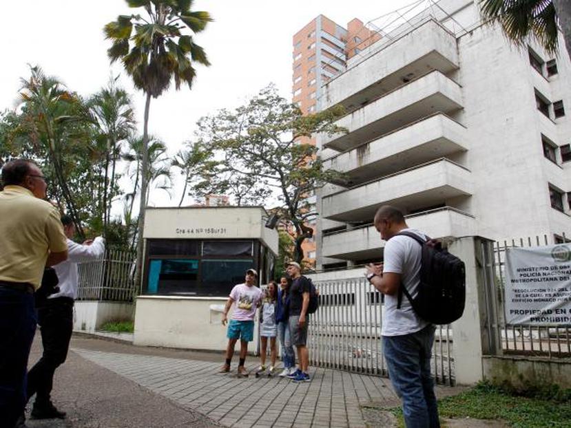 Todos los días, turistas, principalmente extranjeros, llegan hasta el edificio movidos por la curiosidad de las historias que ven en series y películas sobre Pablo Escobar. (Fuente / El Tiempo)