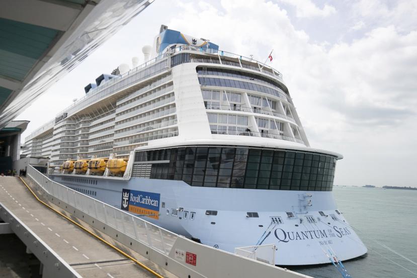 El crucero Quantum of the Seas se encuentra en el puerto Marina Bay Cruise Center de Singapur.