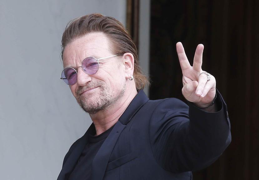 En esta imagen de archivo, tomada el 24 de julio de 2017, el cantante de U2, Bono, hace el signo de la paz con las manos a su llegada a una reunión en el Palacio del Elíseo, en París, Francia. (AP)