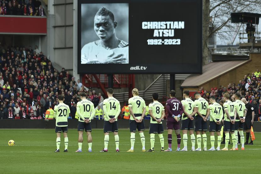 Los jugadores rinden un minuto de silencio como homenaje a Christian Atsu, quien falleció en el terremoto de Turquía, previo al partido entre Nottingham Forest y Manchester City por la Liga Premier el pasado sábado.