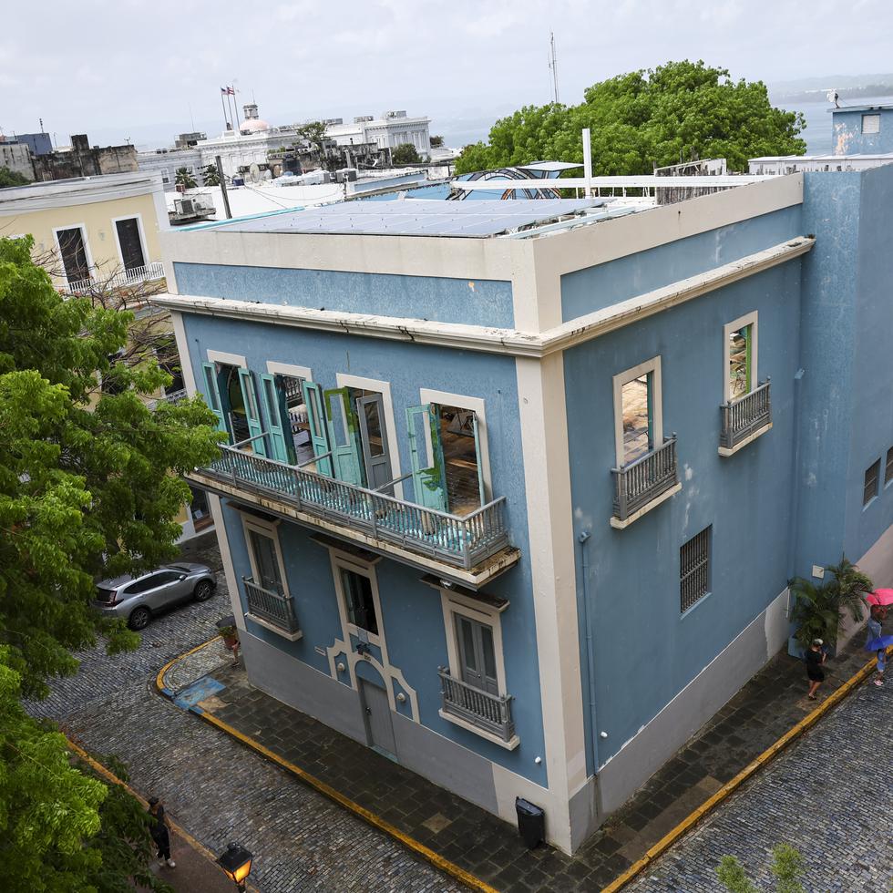 Una vista del antiguo Museo del Niño en el Viejo San Juan. En la foto se aprecia, que parte de la estructura carece de techo y los paneles solares que energizaban la propiedad, según su propietario, Brock Pierce.