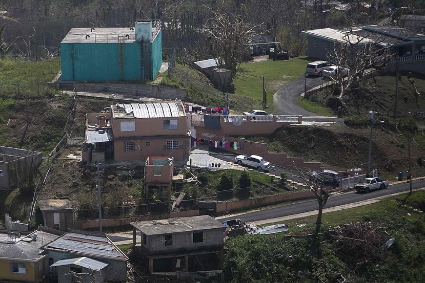 Desde el aire, se observa el deterioro causado por el huracán María en las residencias del área de la montaña en Cayey.