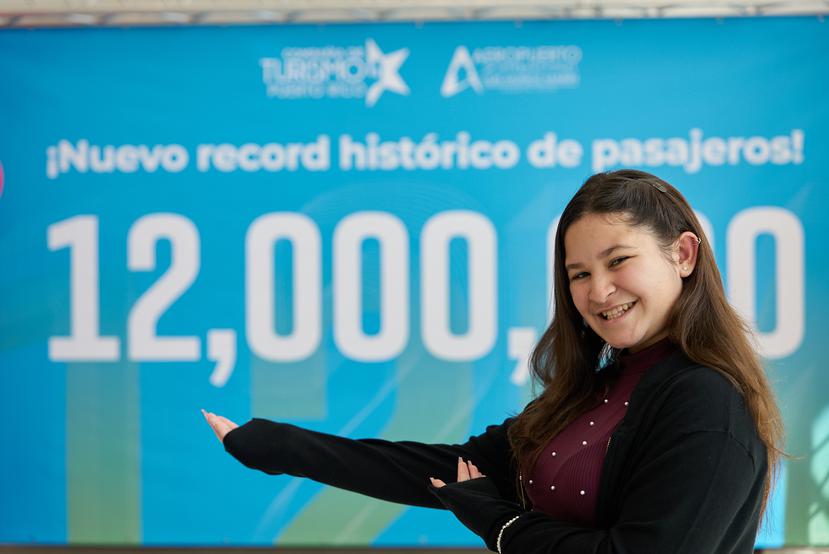 Alishmary Pérez Quiles, de 12 años, se convirtió en la pasajera número 12 millón al aterrizar en el Aeropuerto Internacional Luis Muñoz Marín en el 2023.