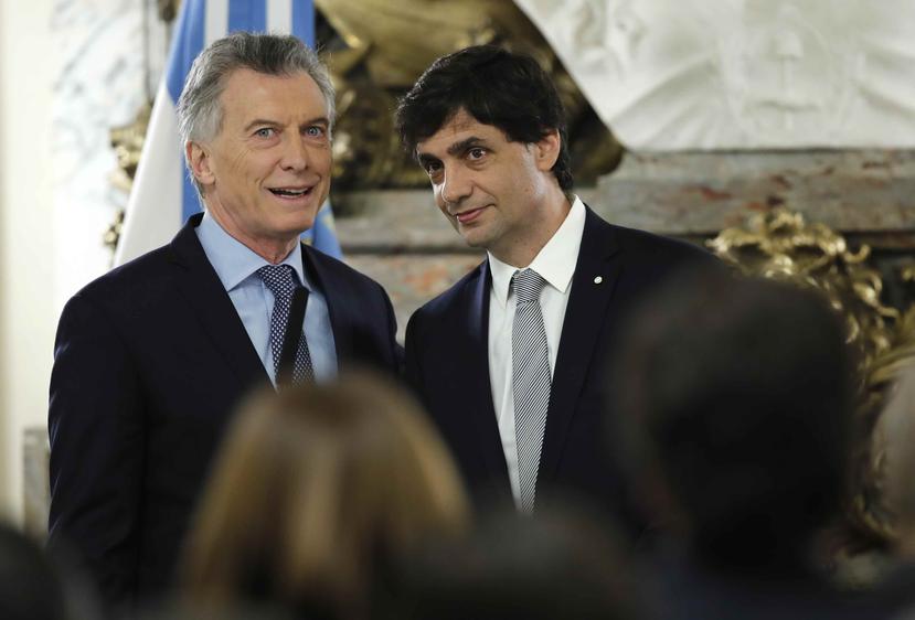 El presidente Mauricio Macri (izq.) conversa con el ministro de Hacienda, Hernán Lacunza. (AP / Natacha Pisarenko)