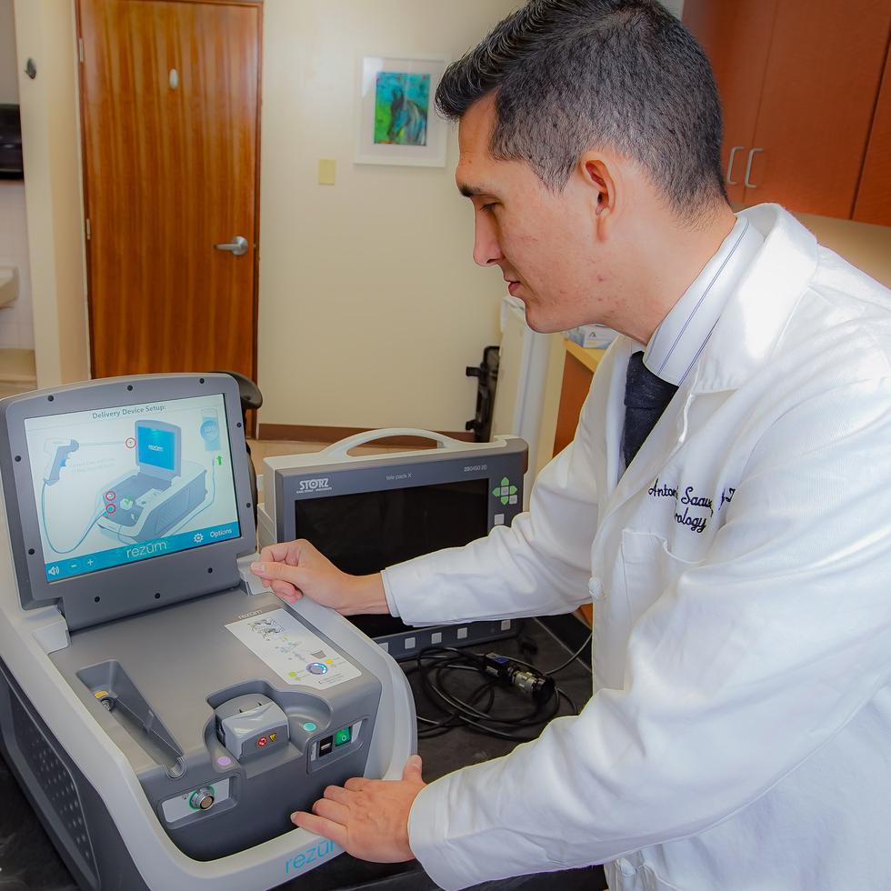 El doctor José Antonio Saavedra señala que el nuevo tratamiento es mínimamen-te invasivo, no causa disfunción eréctil y  el paciente no necesita ir a sala de operaciones, entre otras ventajas.