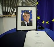 Escritorio habilitado en las dependencias del Parlamento Europeo en Bruselas con un libro de condolencias y el retrato del difunto presidente de la Eurocámara, David Sassoli.