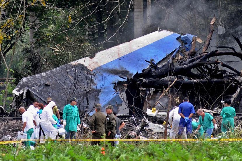 Policías y militares trabajan entre los restos del avión Boeing-737 que se estrelló el viernes 18 poco después de despegar del aeropuerto José Martí de La Habana (Cuba).  (EFE)