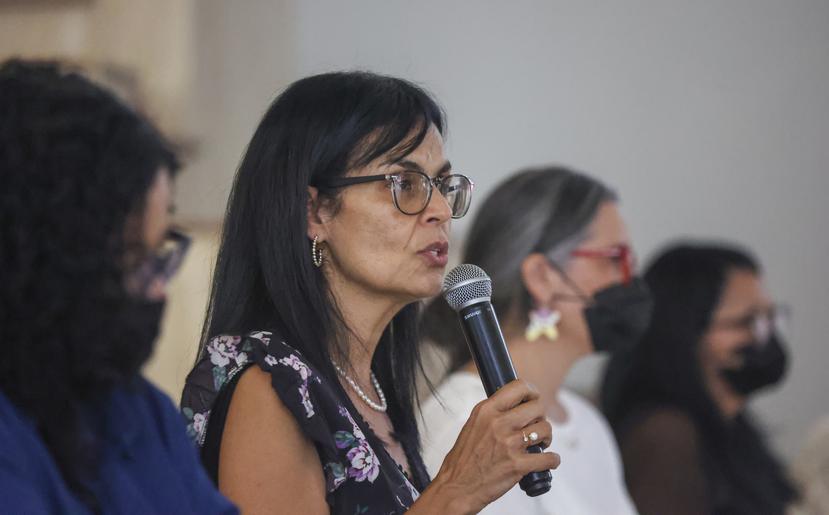 Las mujeres que participaron ayer de la reflexión de las “Siete Palabras” hicieron denuncias contundentes sobre diversos aspectos de la sociedad puertorriqueña.  En la foto, la maestra Montessori Carmen Ayala dirigiéndose a los presentes.