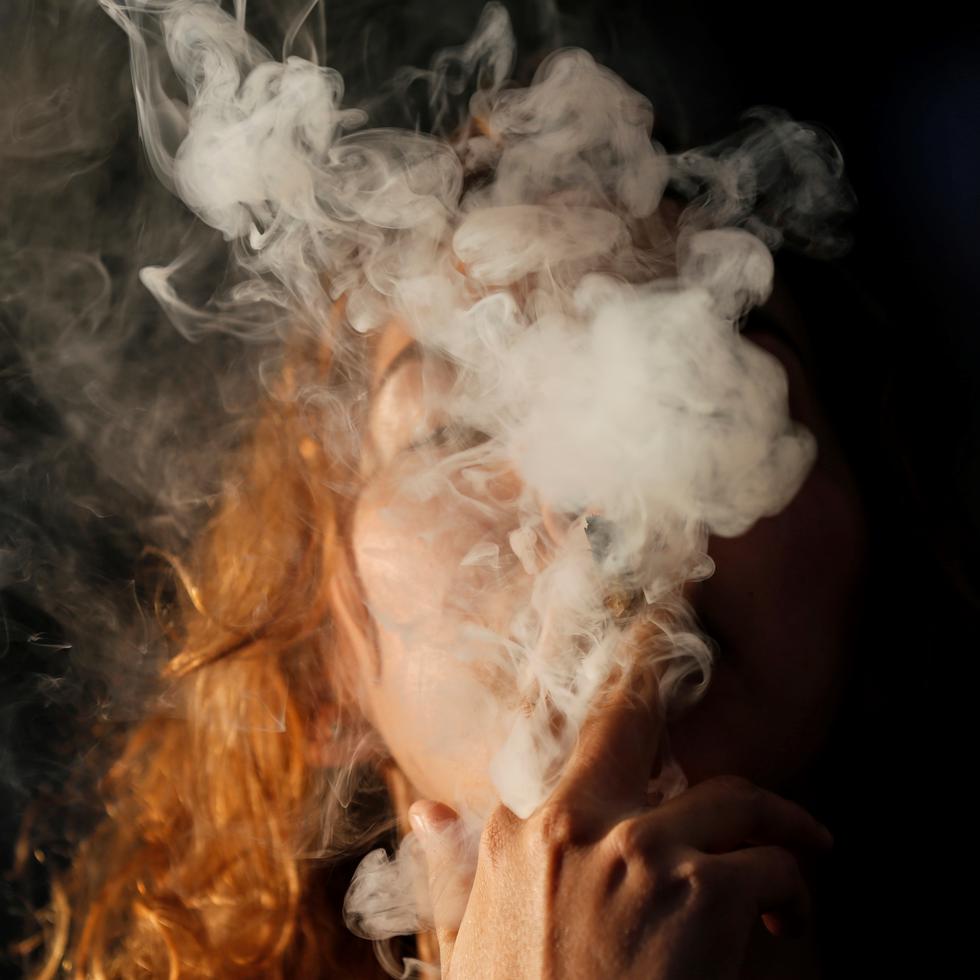 Una mujer fuma marihuana. EFE/Francisco Guasco/Archivo
