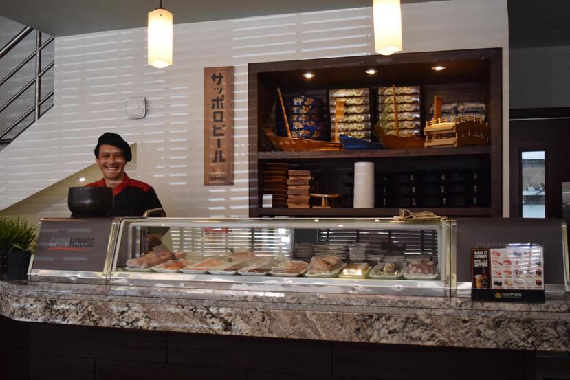 Johnny Ng, arriba, está a cargo del sushi bar en el restaurante.