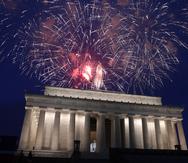 Fuegos artificiales estallan sobre el Monumento a Lincoln, en Washington, 4 de julio de 2019.