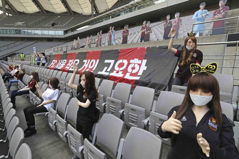 En esta imagen del domingo, maniquíes colocados como espectadores antes del inicio del partido de fútbol entre el FC Seoul y el Gwangju FC en el estadio del Mundial de Fútbol en Seúl, Corea del Sur.