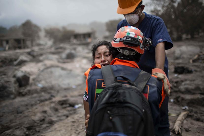 Rescate de una niña de seis años en Guatemala. (AP)