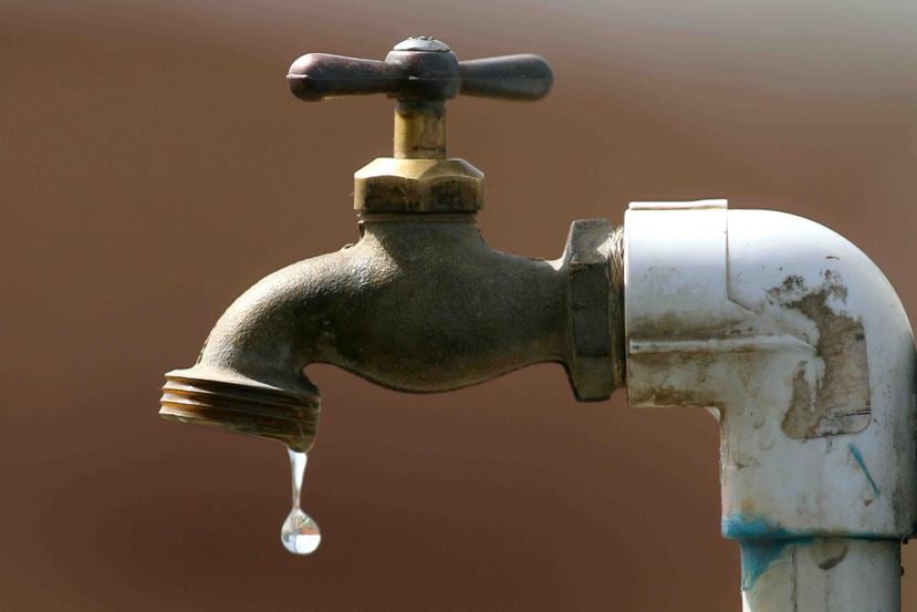 El servicio de agua potable de la AAA ha sido señalado por el color del agua y su olor por los pasados días. (GFR Media)