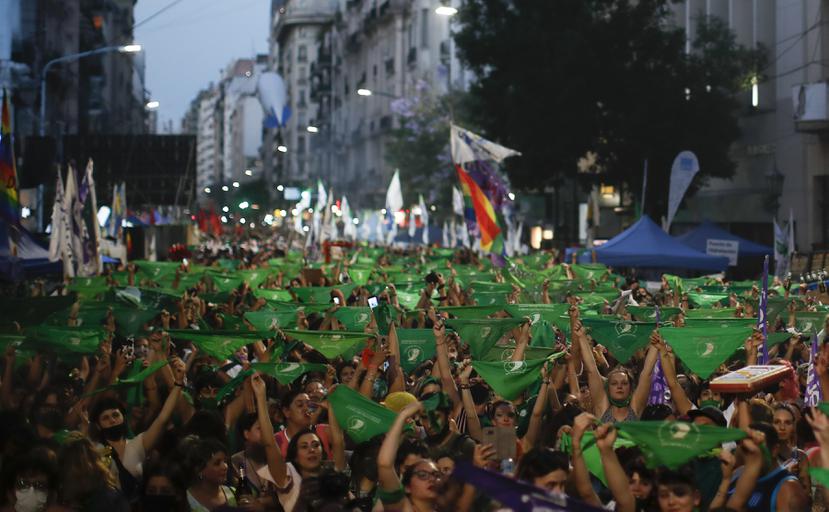 Activistas proaborto se manifiestan en el exterior del Congreso con los pañuelos verdes asociados al movimiento para despenalizar la interrupción del embarazo, mientras los legisladores debaten su legalización, en Buenos Aires, Argentina.
