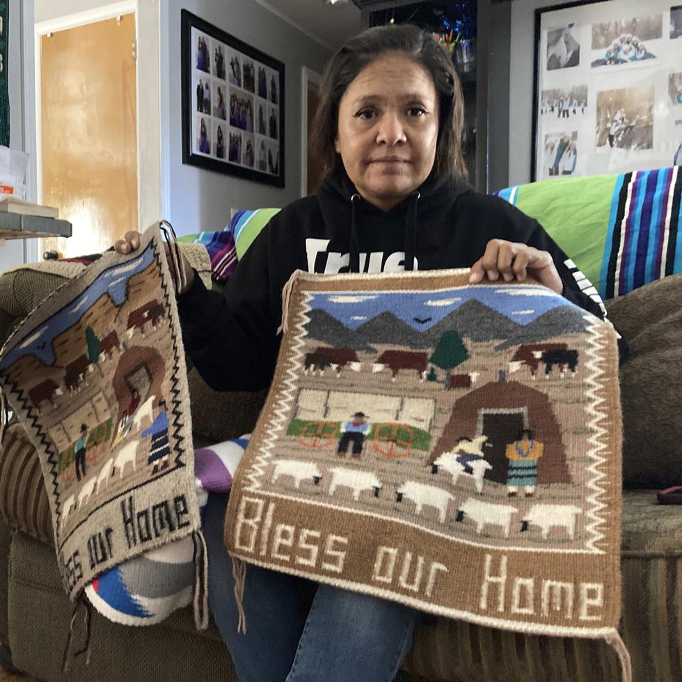 Seraphine Warren posa para una foto en su casa en Tooele, Utah, el 23 de septiembre del 2021, con un tapete tejido por su tía, la artesana navajo Ella Mae Begay. Begay, de 62 años, desapareció en junio, sumándose a otras miles de mujeres indígenas desaparecidas en Estados Unidos.