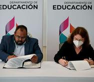 El secretario del Departamento de Educación, Eliezer Ramos Parés y María del Carmen Gil, presidenta de la Junta de Directores de la APPA.