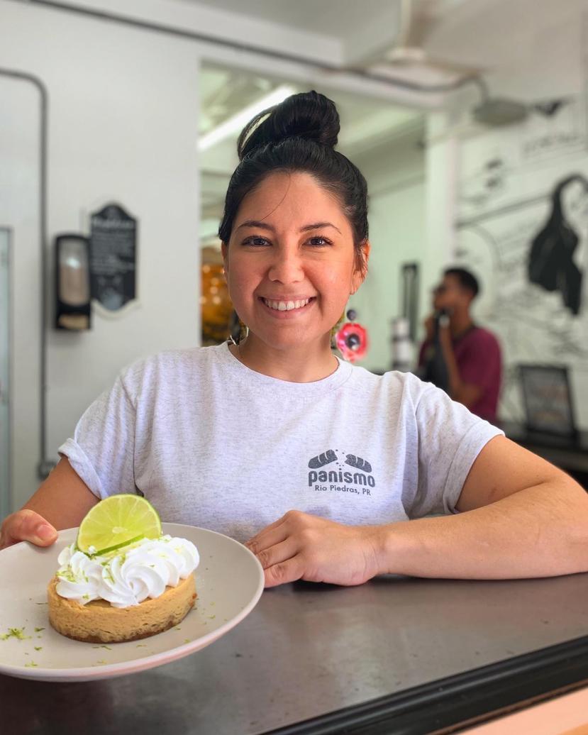 Kamilah Santiago Bobet, directora de operaciones y "pastry chef" de la panadería comunitaria Panismo. En la foto, uno de los postres favoritos de los comensales, el Key-Lime Pie.