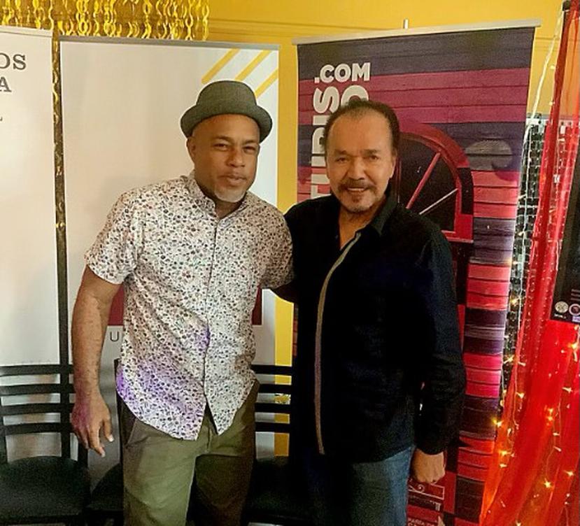 Ángel "Papote" Alvarado junto al veterano músico Bobby Valentín, quien será homenajeado durante Festival Nacional Afrocaribeño al barrio La Cuarta, en Ponce.