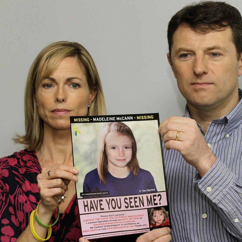 Kate y Gerry McCann posan para los medios con un cartel de búsqueda que ofrece una imagen generada por computadora sobre la posible progresión de la edad de su hija Madeleine, que desapareció en Portugal en 2007, durante una conferencia de prensa en Londres, el 2 de mayo de 2012. (Archivo)